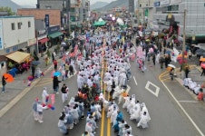 왕겨·톱밥으로 악취 잡는다…순창군, 축산농가에 왕겨·톱밥 지원