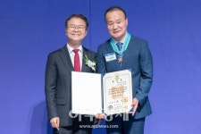 [포토] 김재진 무림에스피㈜ 노동조합 위원장, 근로자의 날 동탑산업훈장 수상