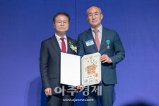 [포토] 김대식 평택항운노동조합 위원장, 근로자의 날 철탑산업훈장 수상