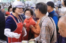 신계용 과천시장, 노인복지관에서 배식봉사 활동 펼쳐