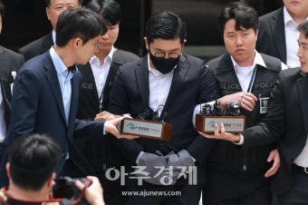 [포토] 호송차량 오르는 이광득 생각엔터테인먼트 대표