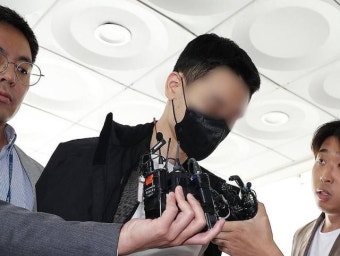 [속보] 10대 남녀에게 경복궁 낙서 사주한 '이팀장' 경찰 조사 중 도주
