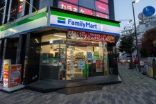 [ASIA Biz] 편의점 대국 日, MZ 잡기에 올인…K뷰티・패션으로 승부수