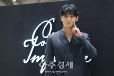 [포토] 세븐틴 민규, '볼 콕!'