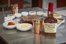 프리미엄 버번 위스키 메이커스 마크, 청기와타운과 콜라보...홍기와타운 선보인다