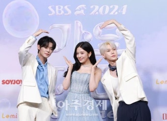 [슬라이드 포토] '2024 SBS 가요대전 블루카펫' 참석한 아이돌 스타들