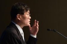 [기자의 눈] 피벗 앞에 선 192㎝의 이창용
