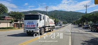 쌍용C&E 동해공장, 폭염 대응 위해 살수차 운영으로 도로 환경 개선