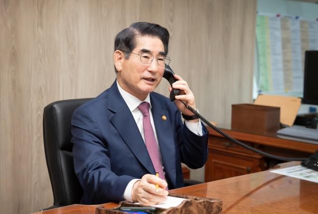 동부구치소 앞 김용현 전 장관 응원 화환, 국민들의 열렬한 지지 속 계속 증가