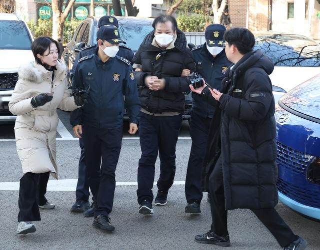 무속인 건진법사 전성배씨, 정치자금법 위반 혐의로 구속영장 재청구