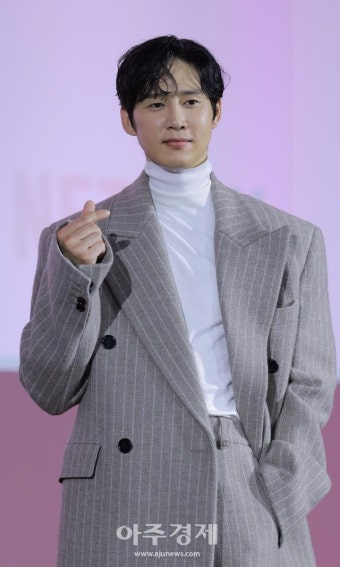 박성훈 '오징어 게임' 패러디 AV 표지 올렸다 삭제 