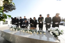 화성특례시의회, 2025년 현충탑 참배... 현판제막식 및 기념식수 행사도