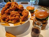 식욕 자극 비주얼...에드워드리 킥 담긴 맘스터치 신메뉴 먹어 보니