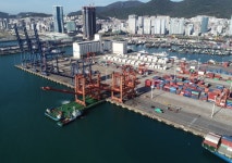부산항, MSC와 함께 400만TEU 시대 열다 外