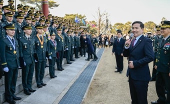 국방장관 대행, 육사 졸업식서 