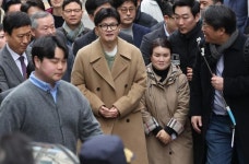 한동훈, 개헌 소극적인 이재명에 헌법 아니라 자기 몸 지키려 해