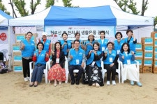 한국재능기부협회, 광화문서 어르신 효잔치 및 생활용품 전달식 개최…따뜻한 온정의 손길