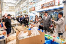 정명근 화성특례시장, 추석 앞두고 사강시장 방문해 실질적인 지원 방안 모색