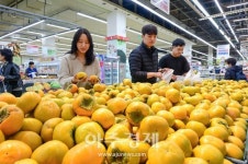 [포토] 농협유통 하나로마트, 제철 단감 드시고 건강 챙기세요!