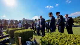 권오을 장관, 호주 총리와 함께 유엔기념공원 참배