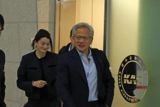 젠슨 황, 1박 2일 간 방한 마치고 영국 출국…컵라면 챙겨