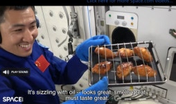 우주강국 외친 中... 세계 최초 우주서 닭날개 구이 조리