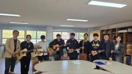 기타리스트 최희선, 은척중학교에 악기 기증