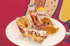 [포토] 핑크스 핫도그 국내 상륙…더현대 서울 1호점 오픈