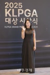 [포토] 포즈 취하는 김민주 프로 (2025 KLPGA 대상 시상식)