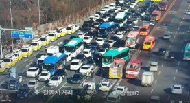 서울 강동구서 버스 3대·SUV 추돌… 49명 경상