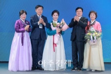 [포토] 홍계자 전북특별자치도민회중앙회 여성위원장, 자랑스런 전북인상 수상