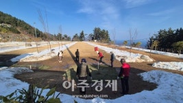 울릉도 설원의 나이스샷…라페루즈 리조트 파크골프장, 어르신들 겨울 활력소로 인기