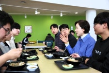 유은혜 경기교육감 예비후보, 덮밥·짬뽕탕 나누며 대학생들과 학식 소통