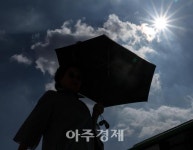 태양 아래 폭염 속 양산 필수