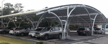 주차장, 불볕더위 속 ‘친환경 발전소’로 탈바꿈한다