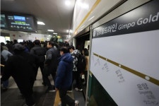 김포골드라인 출근길 혼잡 여전…대광위원장 현장 점검 나서며 ‘5호선 연장 조속 결론’ 강조