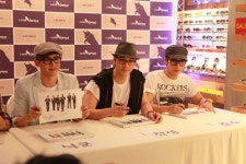 '룩옵티컬', 2PM 신촌 팬사인회 성황