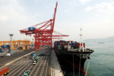 첫손님 맞이하는 한진해운 부산신항 터미널