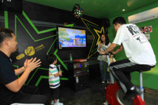 반주를 원하면 페달을 굴러라!…´인간동력´ 노래방