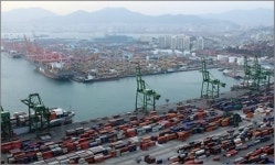 무역규모 1조 달러 돌파, 34개월째 흑자행진…마냥 좋기만할까?