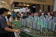 [포토] 김해 진영2지구 신규 아파트에 구름인파