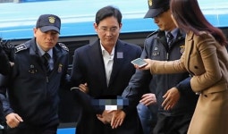 구속 후 특검 첫 출석한 이재용 부회장…삼성은 위기극복에 총력