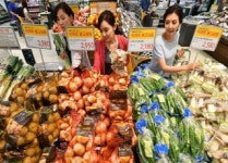 장보기 겁난다…채소부터 과일까지 줄줄이 오른 식탁물가