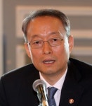 백운규 산업부 장관 첨단 기술 기업, 해외 투자 신중해야