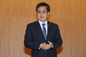 김동연 부총리 “한국지엠 조속한 실사 기대…철강 '관세폭탄' 협상 우선”