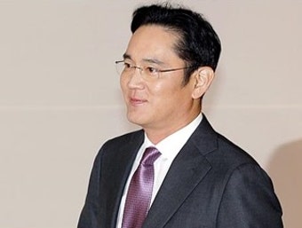 '중국 출장' 이재용 부회장, 샤오미 매장 방문...왜?