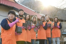 한화생명, 한화해피프렌즈 청소년봉사단 사랑의 연탄 배달 실시
