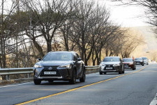 [시승기] 렉서스 ‘UX’ 앙증맞은 외모에 승차감 그리고 운전의 즐거움