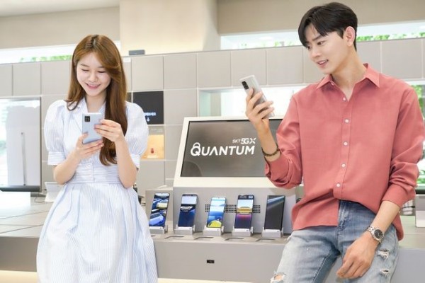 [포토] SKT,세계 최초 양자보안5G폰 '갤럭시 A 퀀텀' 공개 | 포토뉴스