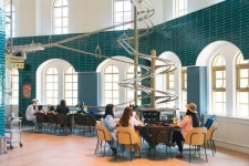 음식이 천장서 내려온다…롯데월드 부산, 롤러코스터 레스토랑 마련